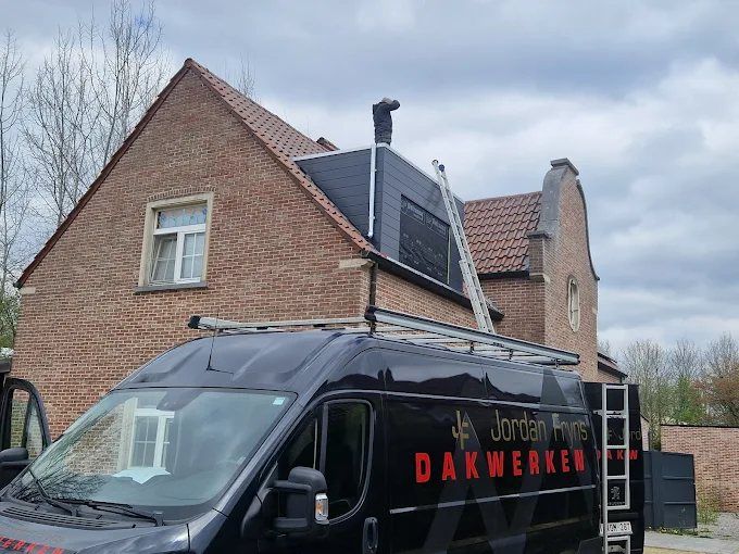 Bestelwagen van Jordan Fryns Dakwerken bij een woning