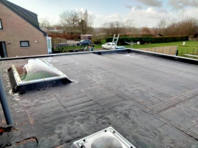 Plat dak met nieuwe roofing en lichtkoepel