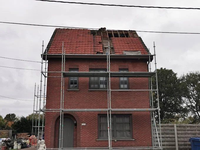 Voor: oud dak met rode pannen
